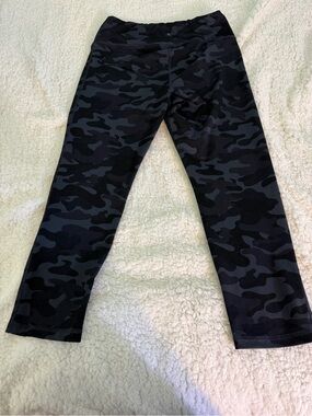 Danskin Camo Print High Waist Capri Leggings Black & Gray Medium